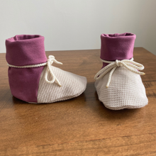 Load image into Gallery viewer, Baby booties - Plum
