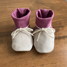 Load image into Gallery viewer, Baby booties - Plum
