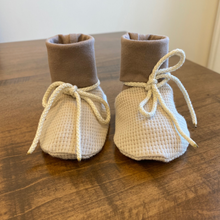 Load image into Gallery viewer, Baby booties - Latté
