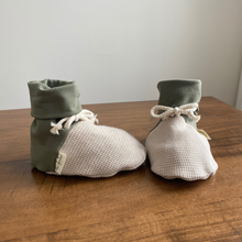 Load image into Gallery viewer, Baby booties - Olive
