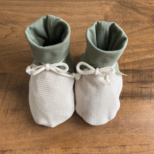 Load image into Gallery viewer, Baby booties - Olive
