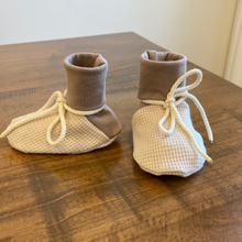 Load image into Gallery viewer, Baby booties - Latté
